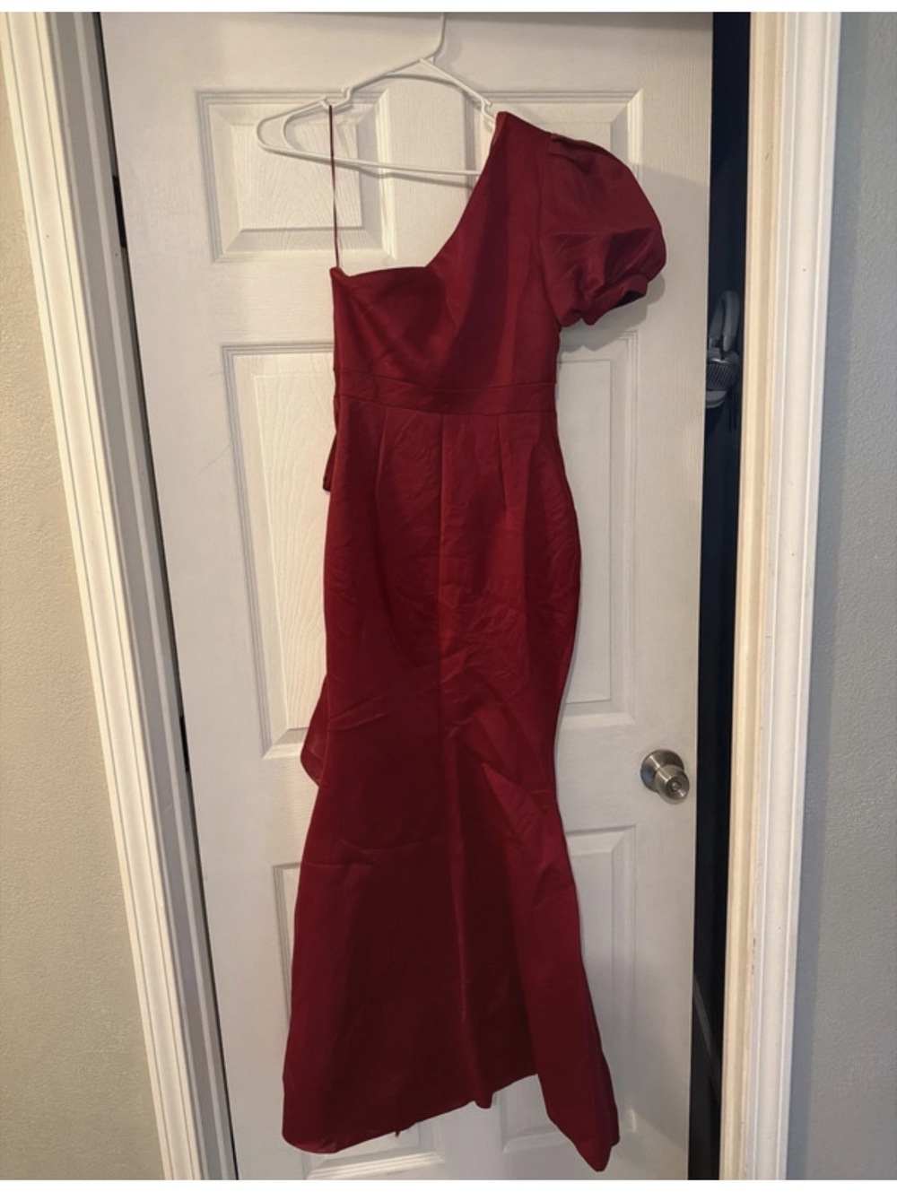 Elegant Burgundy One-Shoulder Evening Gown with Ruffle Detail - Picture 4 of 4